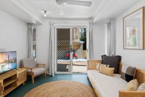 ブリスベンにあるUrban Apartment in the Heart of Paddingtonのソファとテレビのあるリビングルーム