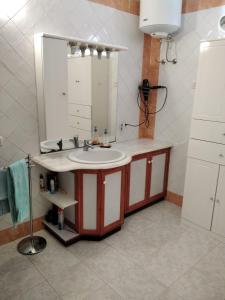bagno con lavandino e specchio di Sardinia Ovest 2 a Putzu Idu
