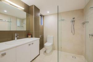 een badkamer met een toilet en een glazen douche bij The Headland in Woolgoolga