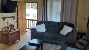 salon z niebieską kanapą i telewizorem w obiekcie Anerley Garden Park Resort w mieście Port Shepstone