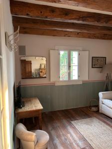 a living room with a table and a mirror at Il Glicine - Natural BnB in Castello di Godego