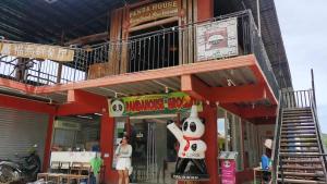 una mujer parada frente a un edificio en Panda Guest House, en Corón