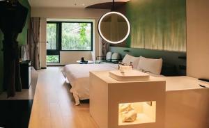 Ένα ή περισσότερα κρεβάτια σε δωμάτιο στο Zhi Resort Beijing - Breakfast with Deer&Thousand Acre Garden&50 Meter Swimming Pool&Private Soup Pool&Outdoor Soup Spring&Free Coffee