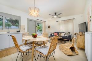 een keuken en een woonkamer met een tafel en stoelen bij Phillyrėa Luxury Villas in Kos-stad