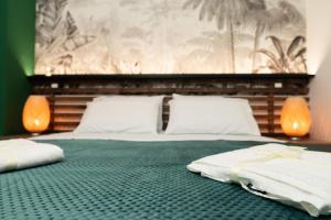 Una cama con dos toallas encima. en Civico 31 Luxury rooms, en Castel San Giorgio