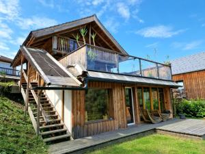 ein Haus mit einer Treppe zum Dach in der Unterkunft Experience this unique wooden house! in Seltenheim
