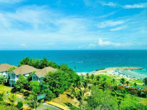ムイネーにあるJack's Home - Ocean Vista Condotel Sealink Mui Neのビーチと海を望むリゾートの景色を望めます。