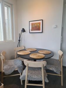 una stanza con tavolo con quattro sedie e lampada di Polar Charm A a Ylläs