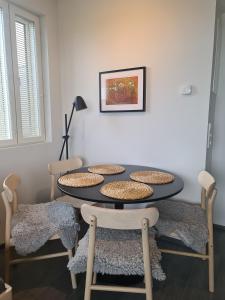 a room with a table with four chairs and a lamp at Polar Charm A in Ylläs