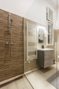 Koupelna v ubytování LH Gallery Apartments + 37 fotografií