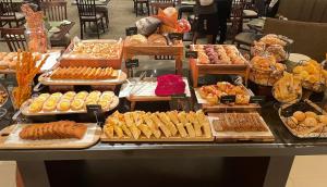 un buffet de diferentes tipos de comida en una mesa en The Westin Cape Town, en Ciudad del Cabo