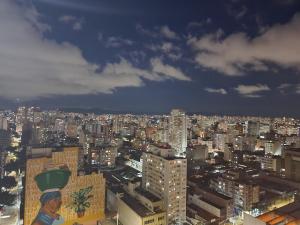 widok na miasto w nocy z budynkami w obiekcie LUXO E VISTA ESPETACULAR para São Paulo com PISCINA ACADEMIA e SAUNA w São Paulo
