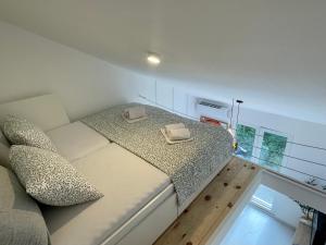 una camera da letto con un letto e due asciugamani di Lovely studio apartment near Porto Novi marina a Herceg-Novi
