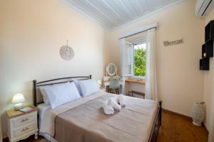 um quarto com uma cama com dois bichos de peluche em Chrysa's Hideaway em Rantátika