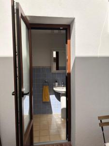 een badkamer met een wastafel, een toilet en een spiegel bij Apartamento vacacional Marbella centro La casita de la portera in Marbella
