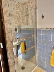 a bathroom with a shower and a sink at Apartamento vacacional Marbella centro La casita de la portera in Marbella