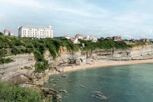 比亞里茨的住宿－Regina Experimental Biarritz，享有悬崖及海滩和建筑的景色
