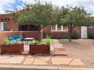 Aed väljaspool majutusasutust Casas de Guadalupe - Sante Fe Vacation Rentals