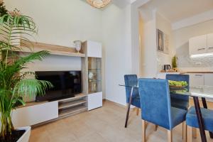Kuchyň nebo kuchyňský kout v ubytování Casa Clira - Charming Apartment for 4 in the Heart of the City Perfect for Memorable Summer Experiences By Villa Mana Gers