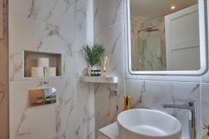 Koupelna v ubytování Casa Clira - Charming Apartment for 4 in the Heart of the City Perfect for Memorable Summer Experiences By Villa Mana Gers