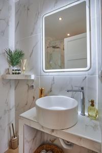 Koupelna v ubytování Casa Clira - Charming Apartment for 4 in the Heart of the City Perfect for Memorable Summer Experiences By Villa Mana Gers