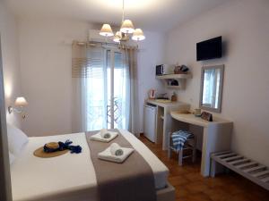 Postel nebo postele na pokoji v ubytování Tasoula Guest House