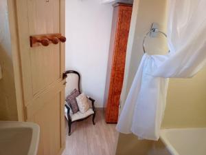 een badkamer met een badjas aan een deur bij Ca' del Portico in Valsolda