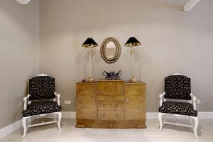 マドリードにあるGenteel Home Huertasの椅子2脚、ドレッサー、鏡が備わるお部屋