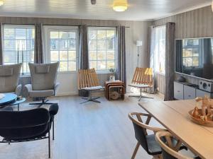 厚福登的住宿－Holiday home HOVDEN II，客厅配有桌椅和窗户。