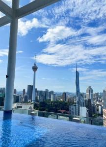 einen Infinity-Pool mit Stadtblick in der Unterkunft the Luxe by infinitum suites in Kuala Lumpur