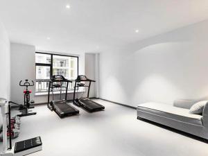 The fitness centre and/or fitness facilities at Kyriad Marvelous Hotel Guizhou Dujun Center Wanda Plaza