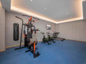 um ginásio com vários equipamentos de exercício numa sala em Vienna Hotels Yuncheng Hedong Street Wanda Store em Yuncheng