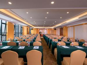 einen Konferenzraum mit grünen Tischen und Stühlen in der Unterkunft Vienna Hotel Jieyang Rongjiangxincheng Store in Jieyang