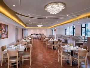 A restaurant or other place to eat at Vienna Hotel Jieyang Rongjiangxincheng Store
