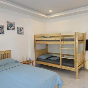 מיטה או מיטות קומותיים בחדר ב-TuloMir #A 뚤로미르 행복한 4인실