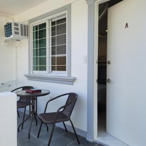 莫阿爾博阿的住宿－TuloMir #A 뚤로미르 행복한 4인실，厨房配有桌椅和窗户。