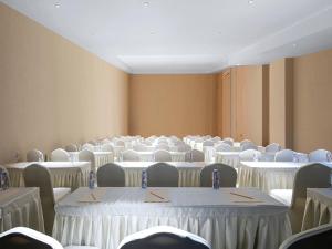 a room full of tables and chairs with white table cloth at Vienna International Hotel Jiangsu Wuxi Jiangyin Sports Center in Jiangyin