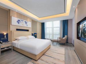 Letto o letti in una camera di Kyriad Hotel Baoying Jinyuan Square High-speed Railway Station