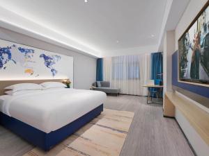 Letto o letti in una camera di Kyriad Hotel Baoying Jinyuan Square High-speed Railway Station