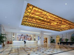um grande átrio com um grande tecto com uma pintura em Vienna International Hotel Chongqing North Station em Chongqing