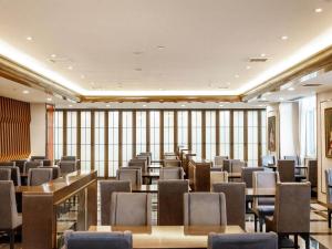Reštaurácia alebo iné gastronomické zariadenie v ubytovaní Kyriad Marvelous Hotel Weihai Railway Station