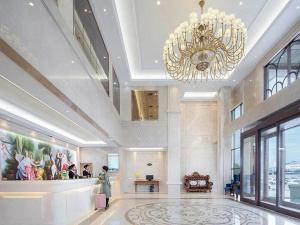 Vstupní hala nebo recepce v ubytování Vienna International Hotel Mongolia Chifeng High-Speed Railway Station