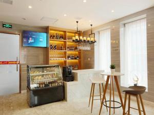Area lounge atau bar di Kyriad Marvelous Hotel Harbin Railway Station Central Avenue