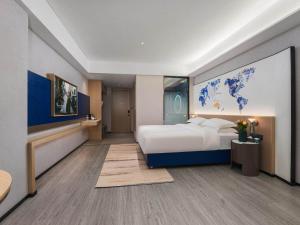 Letto o letti in una camera di Kyriad Hotel Baoying Jinyuan Square High-speed Railway Station