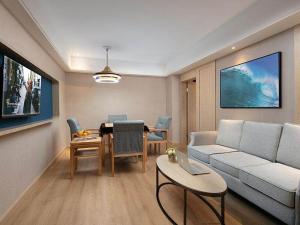 a living room with a couch and a table at Kyriad Marvelous Hotel Changde Pedestrian Street in Changde +11 photos