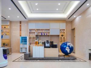 Cucina o angolo cottura di Kyriad Hotel Baoying Jinyuan Square High-speed Railway Station