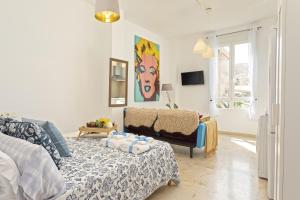 Televízia a/alebo spoločenská miestnosť v ubytovaní -MalagaSunApts-Pop Dream CityCentre