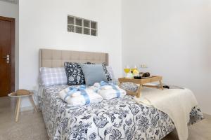 uma cama com almofadas num quarto em -MalagaSunApts-Pop Dream CityCentre em Málaga