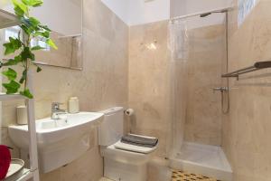 uma casa de banho com um WC, um lavatório e um chuveiro em -MalagaSunApts-Pop Dream CityCentre em Málaga