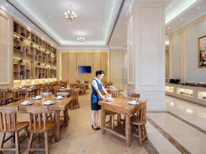 Restavracija oz. druge možnosti za prehrano v nastanitvi Vienna International Hotel Jiangsu Wuxi Jiangyin Sports Center
